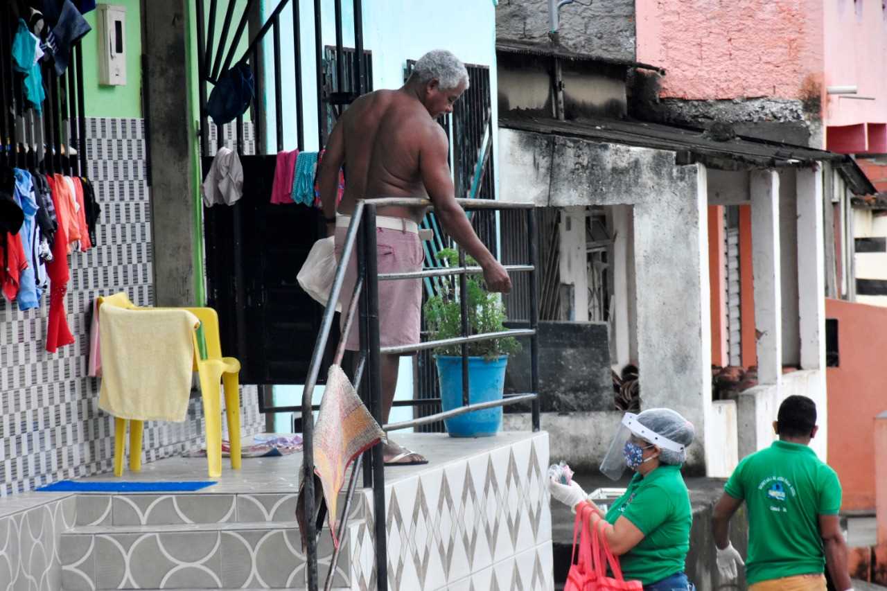 Camacã: Prefeitura distribui pão, leite e máscaras para famílias em São João do Panelinha